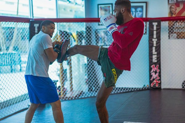 Comment la musculation peut-elle aider à améliorer la technique de nage en crawl pour les triathlètes?