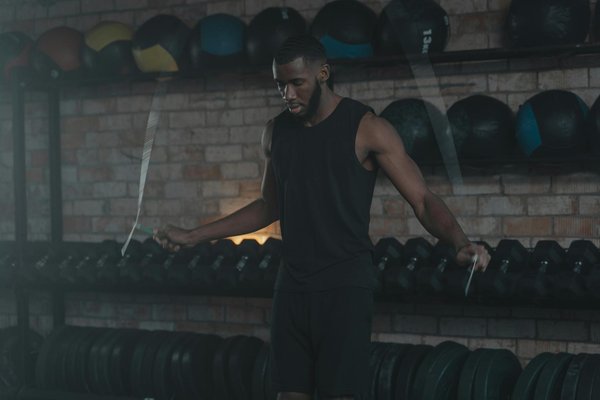 Quelle est la meilleure méthode pour enseigner les virages serrés en ski alpin à des débutants ?